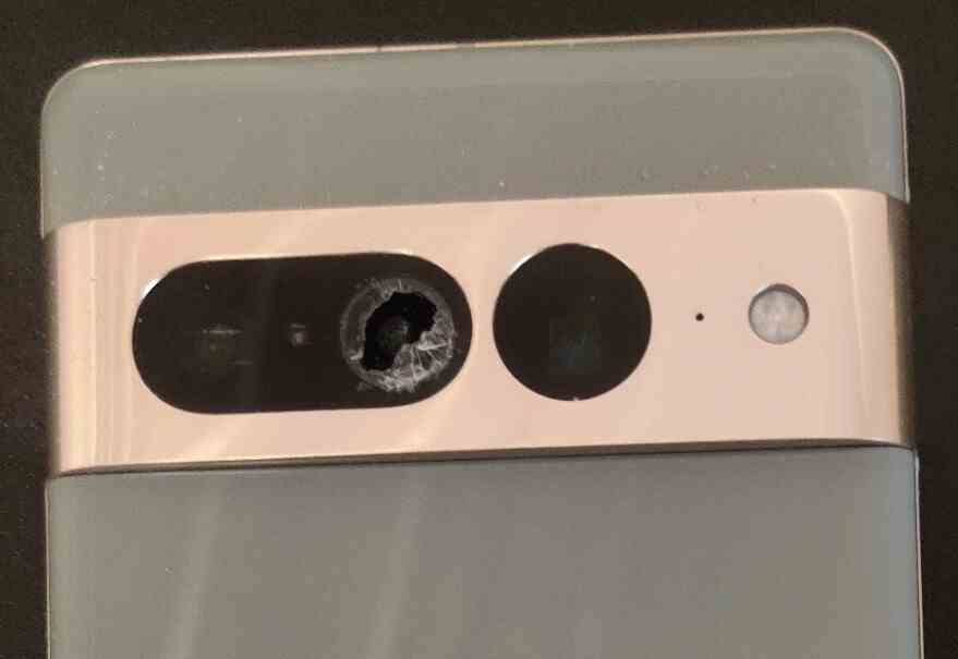 Bu Pixel 7 Pro'nun arka kamera çubuğunun camı paramparça oldu - Pixel 7 kullanıcıları, kırılan camın sorumluluğunu üstlenmediği için Google'a öfkeli