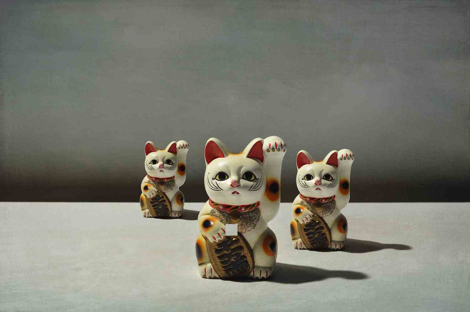 Maneki-neko (kelimenin tam anlamıyla "çağıran kedi"), genellikle sahibine iyi şans getirdiğine inanılan yaygın bir Japon heykelciğidir (şans, tılsım).