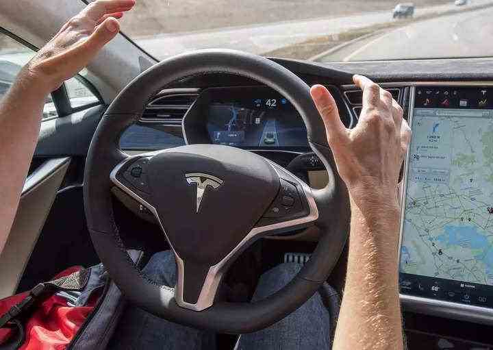 Tesla sürücüsü, yeni cezayla karşı karşıya kalmak için dikkatsiz tam otonom sürüş operasyonu ile bulundu