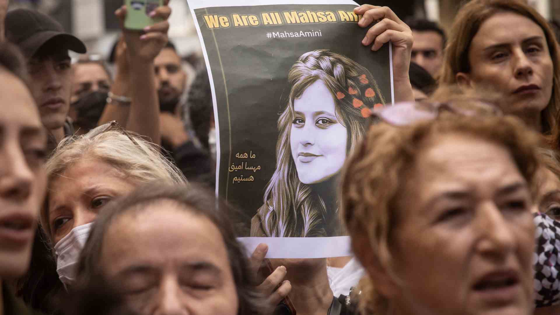 İranlı Mahsa Amini'nin ölümü üzerine 21 Eylül 2022'de İstanbul, Türkiye'de İran Konsolosluğu önünde düzenlenen protesto sırasında insanlar pankartlar tutuyor ve sloganlar atıyor.
