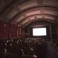 Seyircilerle dolu bir sinema salonu.