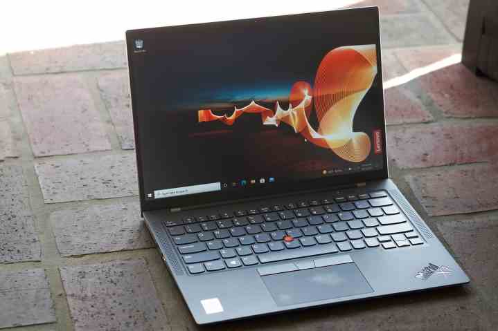 Açılan ThinkPad X1 Carbon Gen 9'un görünümü.