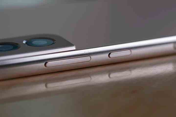 Samsung Galaxy S22+'ın yan tarafındaki güç ve ses düğmeleri.