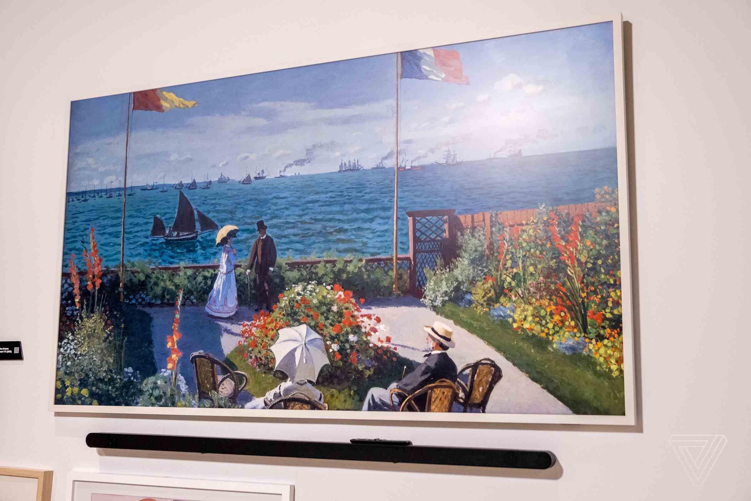 Samsung'un en yeni Frame TV'sindeki mat yüzey, güçlü yansımaları azaltarak daha da sanat eseri gibi görünmesine yardımcı olur.