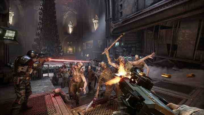 Warhammer 40K Darktide'da oyuncuya saldıran bir kalabalık.