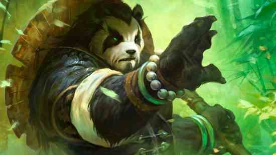 World of Warcraft: Savaşa hazır bir Pandaren Keşişi, hasır şapkası sırtına bağlı ve elinde bambu bir asa.