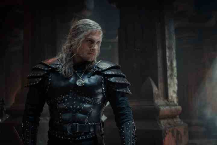 Henry Cavill, The Witcher'ın 2. sezonundan bir sahnede Rivialı Geralt rolünde.