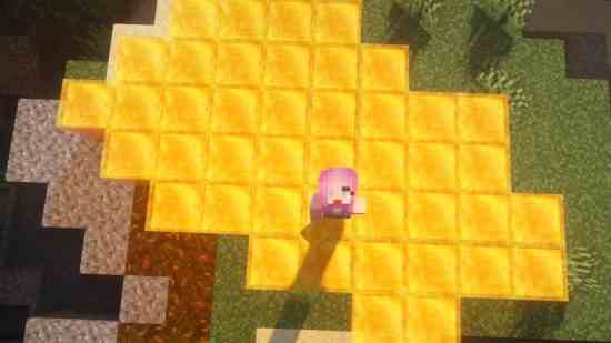 Minecraft bal blokları: Pembe saçlı bir oyuncu parlak sarı bal bloklarının üzerinde duruyor