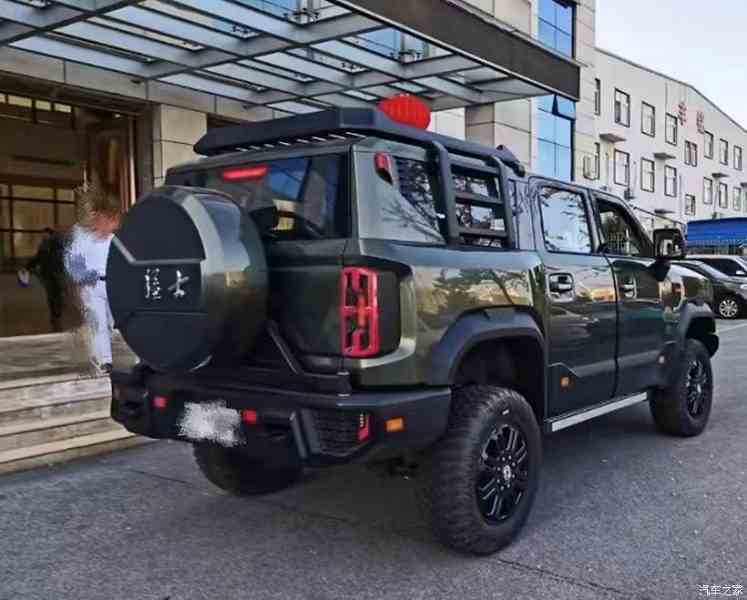 6 metre uzunluğunda, 6.7 litre dizel motor, iki jeneratör ve yakıt deposu ısıtması.  Dongfeng Warrior M20 süper SUV hakkında yeni detaylar
