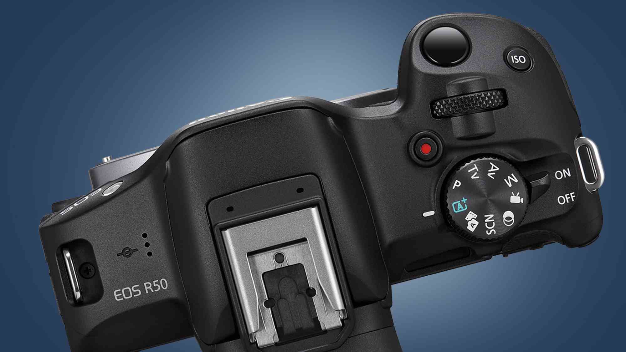 Mavi arka planda Canon EOS R50