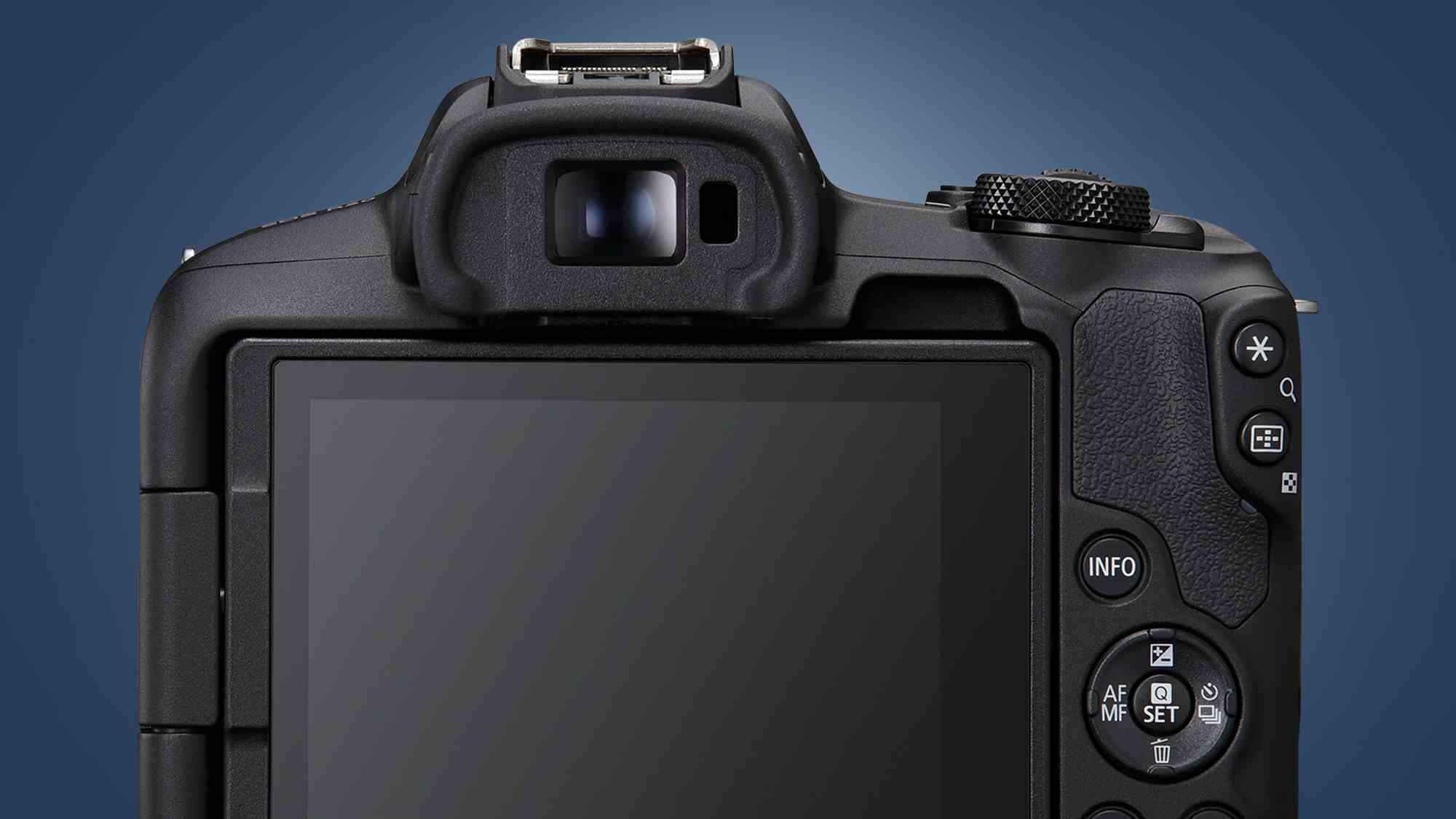 Mavi bir arka plan üzerinde Canon EOS R50 fotoğraf makinesinin arkası