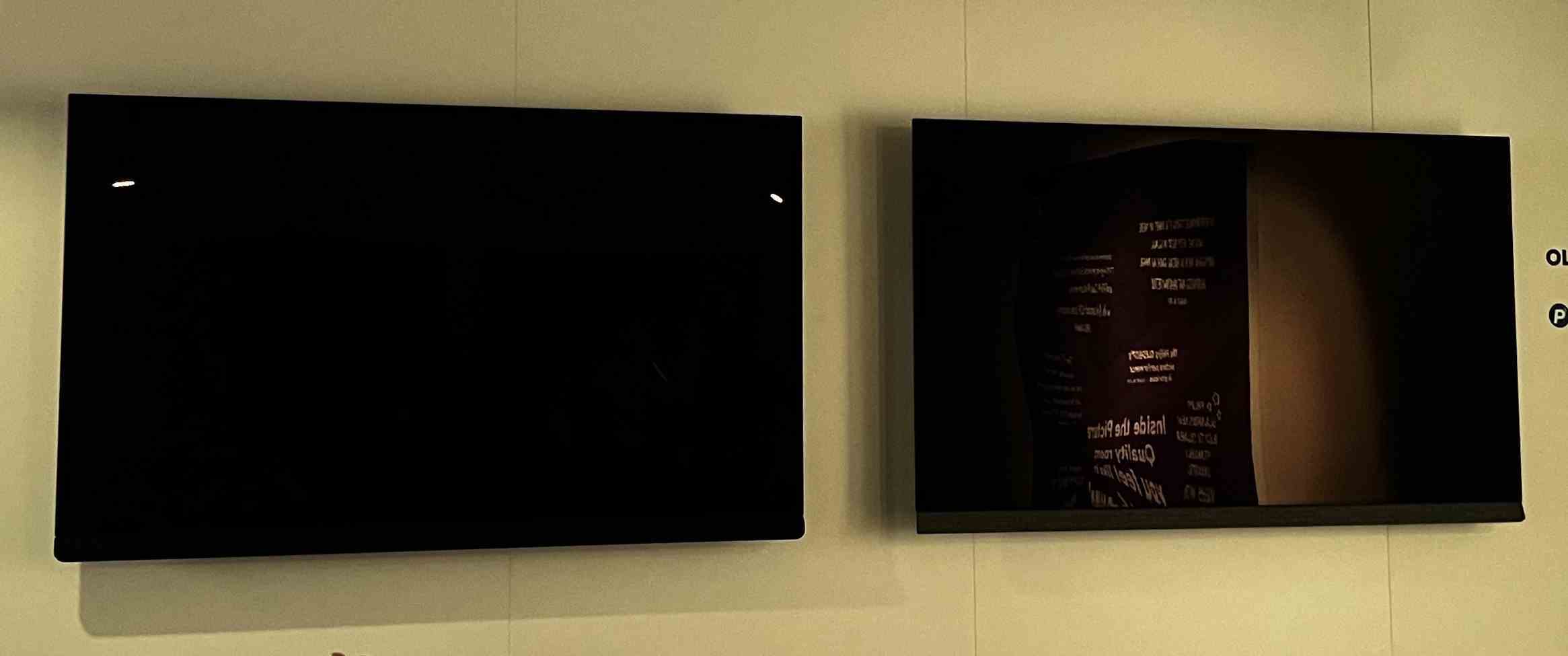 Solda yansımasız Philips OLED908, sağda net yansımalı Philips OLED907 TV