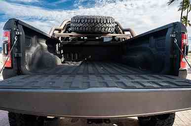 Kıyamet için kamyonet.  Tuning stüdyosu Apocalypse, 712 beygir gücü V8 motorlu altı tekerlekli Ram TRX 6x6 Warlord'u gösterdi.