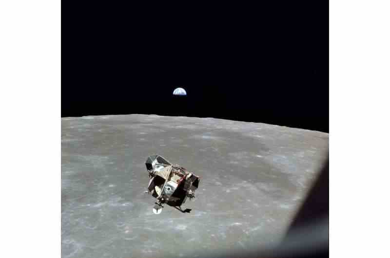 Daha fazla ay görevi, Ay çevresinde daha fazla uzay çöplüğü anlamına gelir; iki astronom, çöpleri izlemek için bir katalog oluşturuyor.