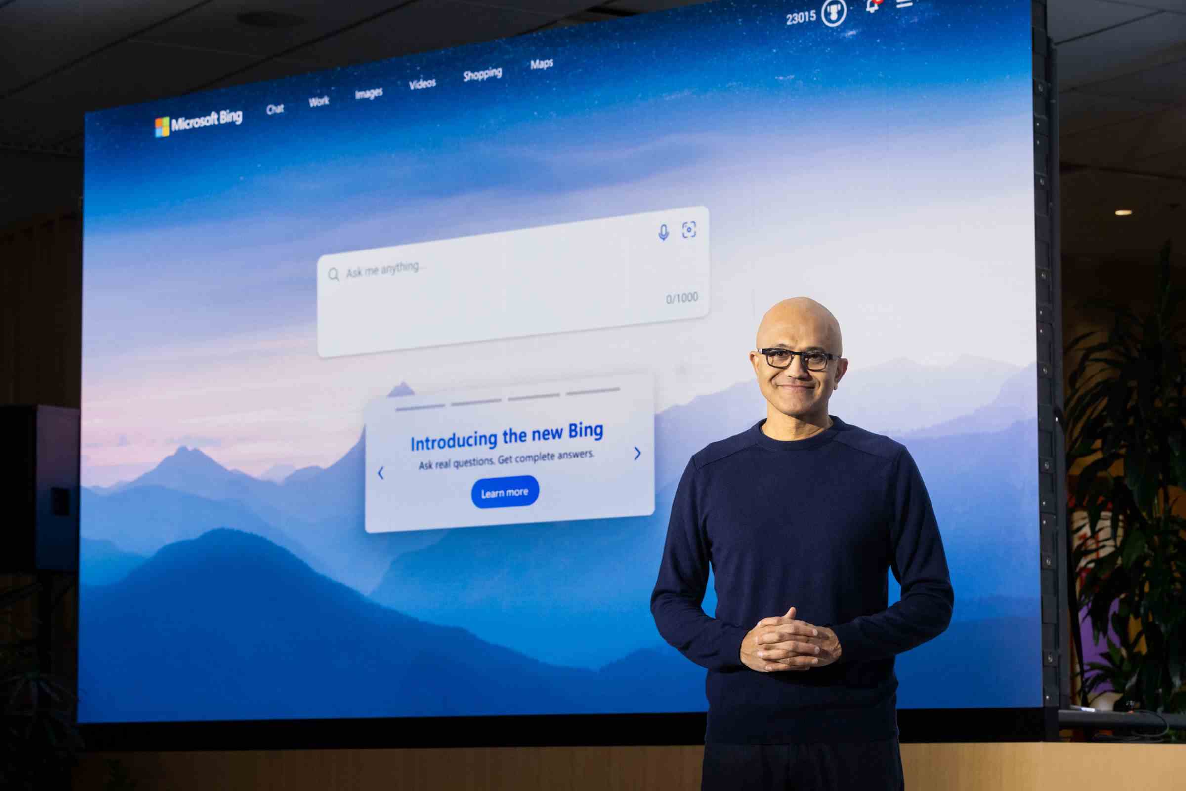 Microsoft CEO'su Satya Nadella, Bing etkinliği için erkenden sahneye çıktı.