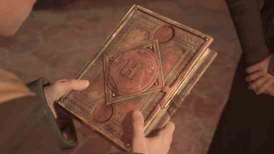 Hogwarts Legacy saha rehberi sayfaları - Profesör Weasley'nin cadıya veya büyücüye verdiği saha rehberi.  Önünde Hogwarts amblemi ve metal bir mandalı vardır.