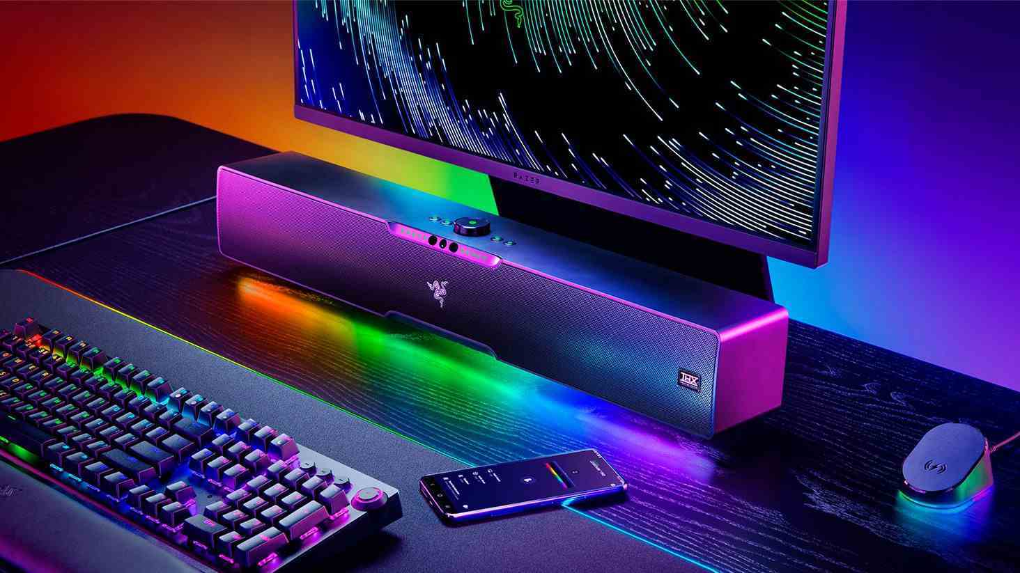 Chroma RGB aydınlatmalı bir masa üzerinde Razer Leviathan V2 Pro