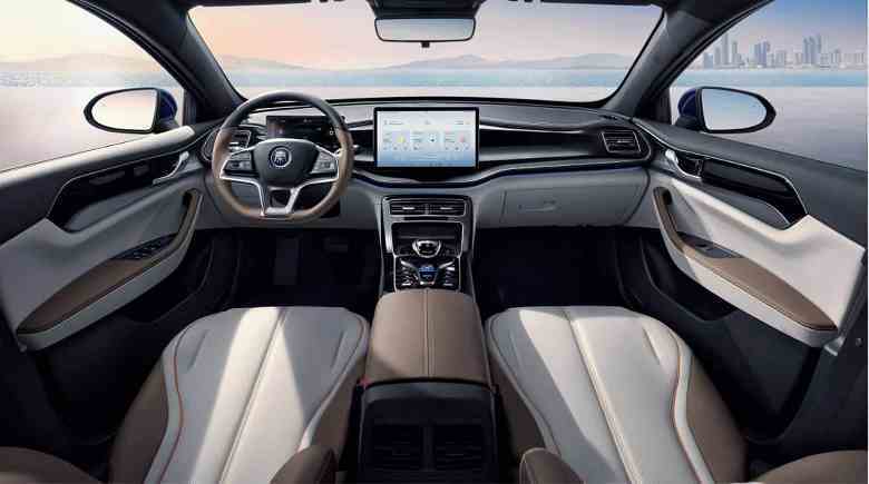 180 hp, tek depoyla 1245 km ve 100 km'de 3,8 litre tüketim, 14.600$ fiyatla.  2023 BYD Qin Plus DM-i Champion Edition sedan Çin'de tanıtıldı