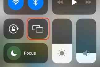 iOS için Kontrol Merkezi içindeki AirPlay ekran yansıtma seçeneği.