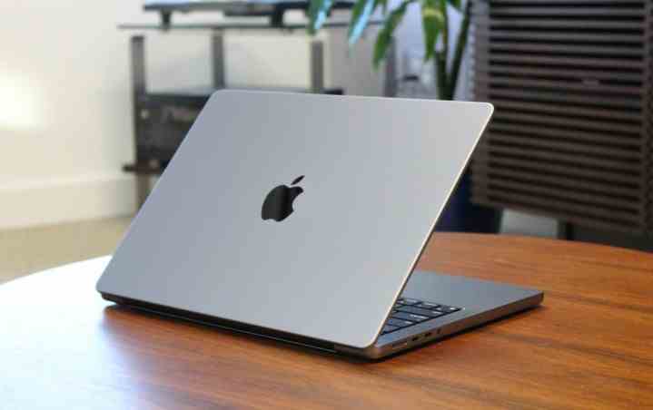 Ahşap bir masa üzerinde MacBook Pro.