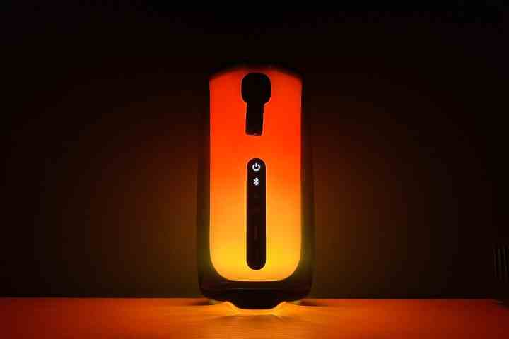 JBL Pulse 5, karanlıkta turuncu renkte parlıyor.