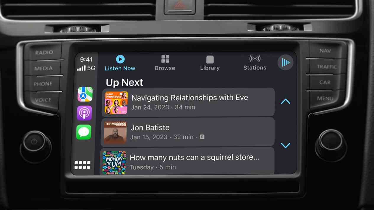 Apple CarPlay'de Podcast'leri gösteren bir araç içi ekran