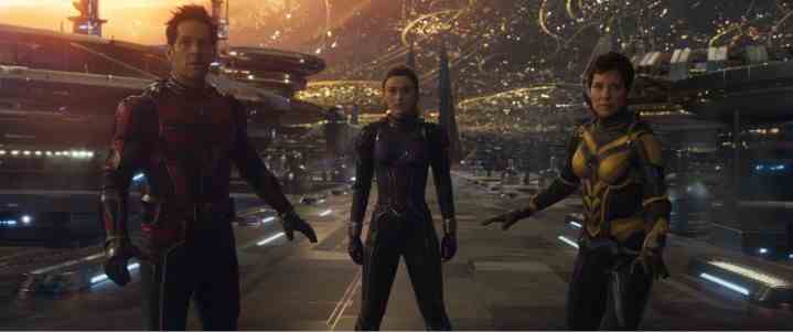 Paul Rudd, Kathryn Newton ve Evangeline Lilly, Ant-Man and the Wasp: Quantumania'dan bir sahnede kamera dışı bir kötü adamla karşı karşıya geliyor.