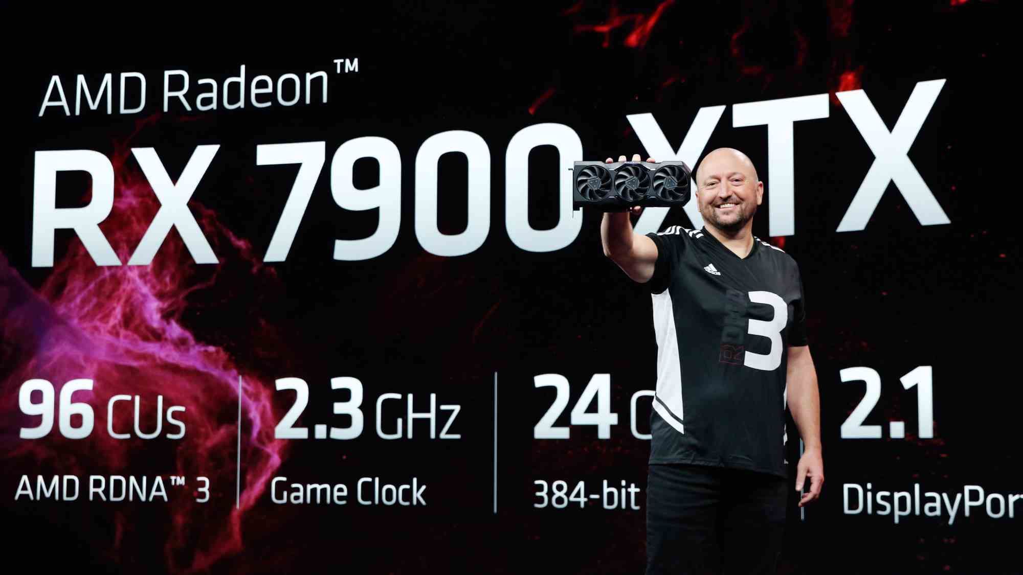 AMD'den Scott Herkelmann, Radeon RX 7900 XTX grafik kartını tutuyor