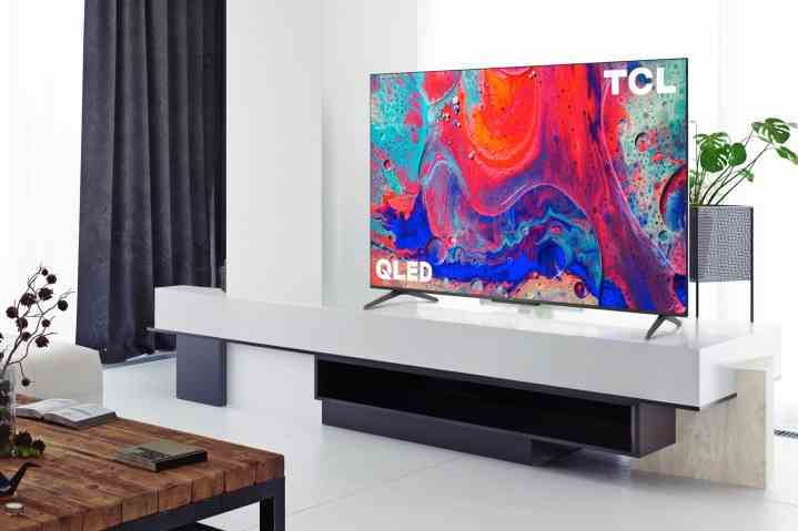 TCL 5 Serisi 4K QLED Google TV, oturma odasındaki eğlence merkezinde yer alır.