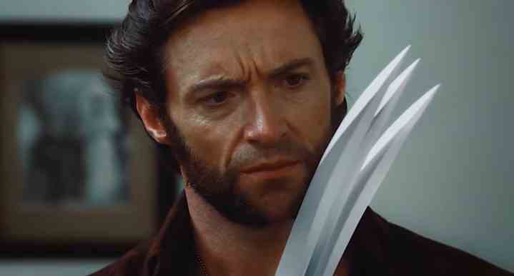 Wolverine, "X-Men Origins: Wolverine"de pençelerine bakıyor.