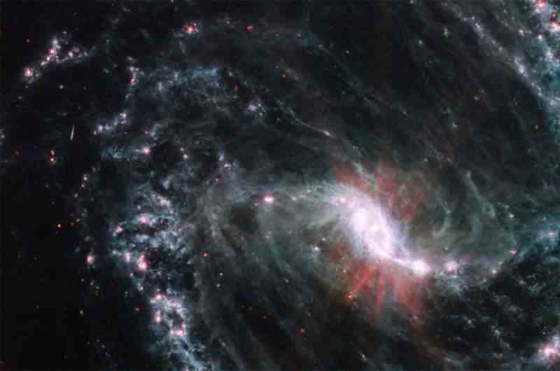 NASA'nın Webb teleskopu, yakın galaksilerdeki karmaşık gaz ve toz ağlarını ortaya koyuyor