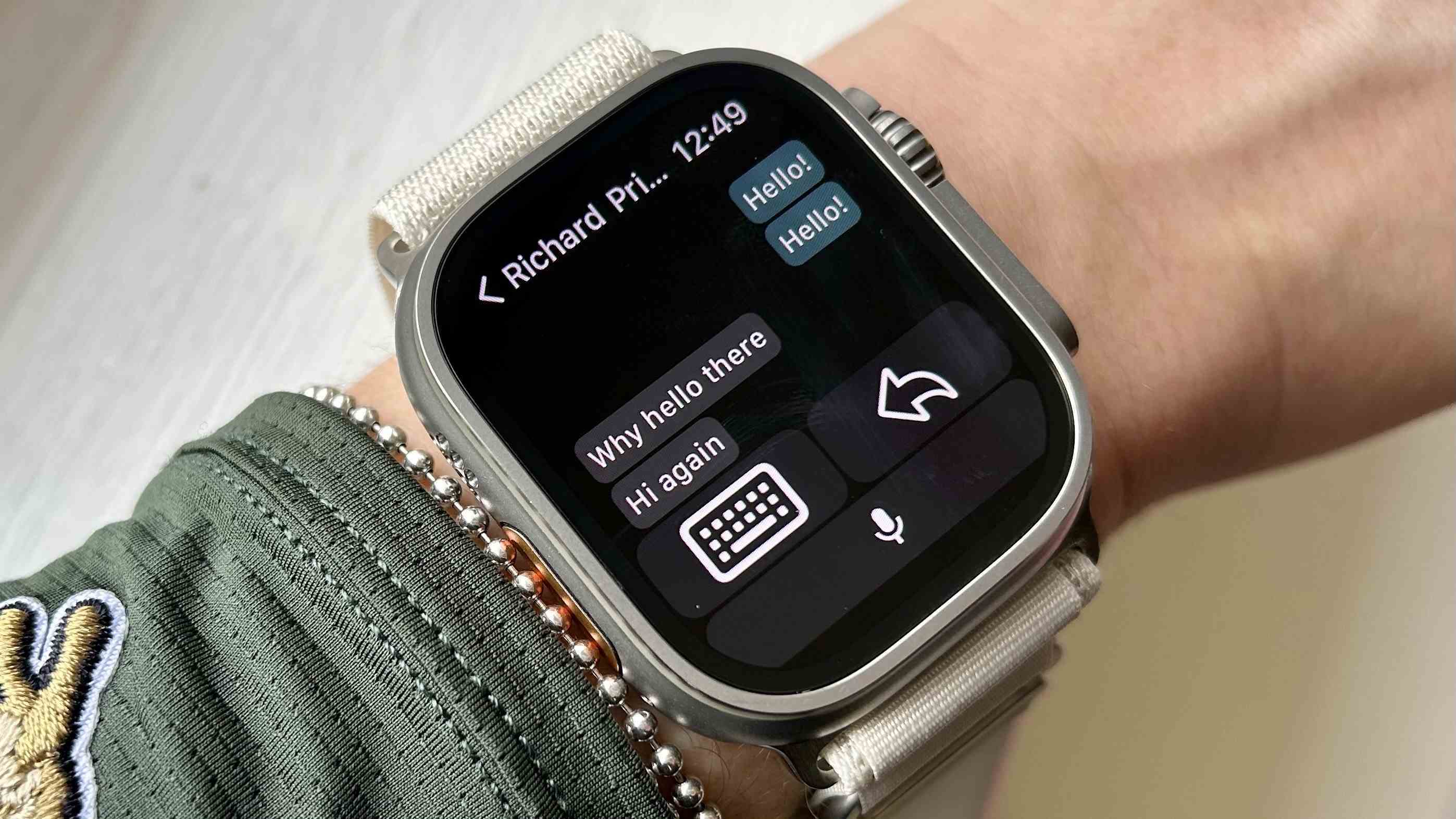 Apple Watch Ultra'da üçüncü taraf bir Whatsapp uygulamasının fotoğrafı