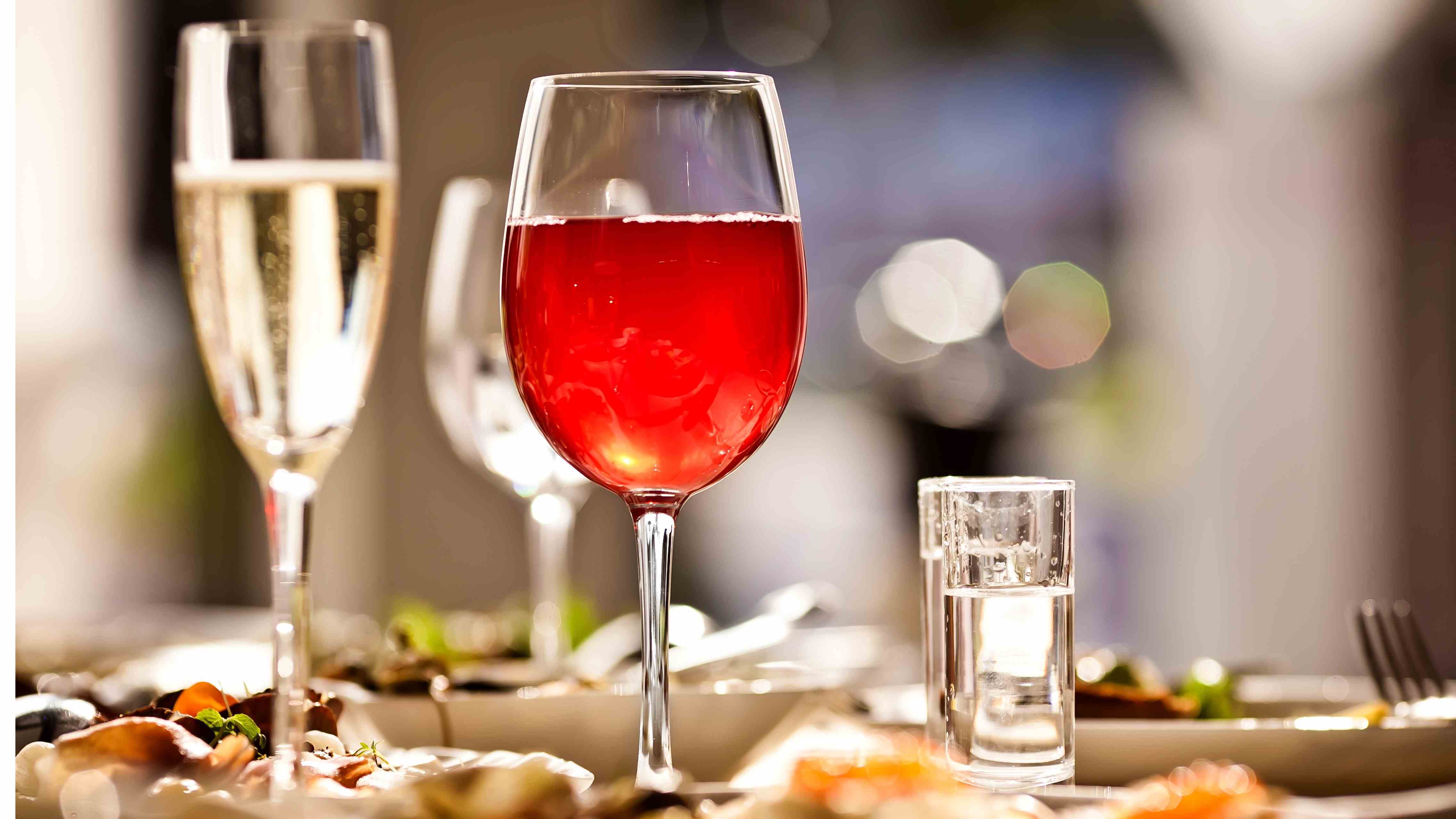 Yemek masasında şarap bardakları
