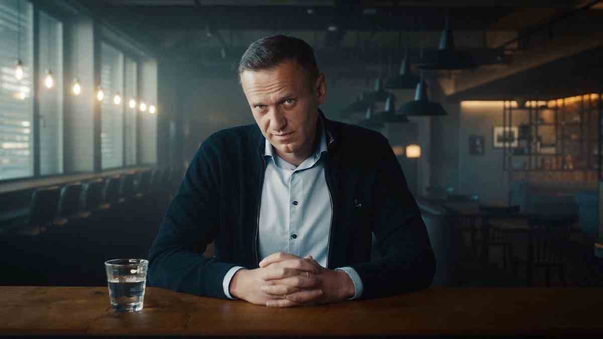 Alexi Navalny belgesel filminde kameraya bakıyor