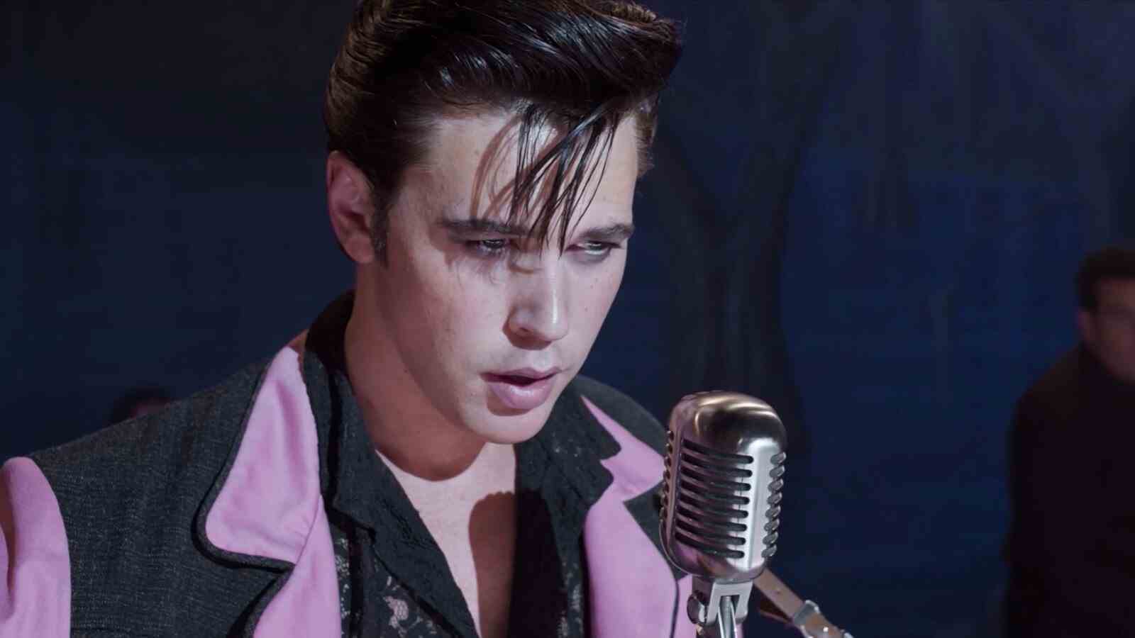 Austin Butler'ın Elvis'i Buz Luhrmann'ın biyografisinde mikrofona bakıyor