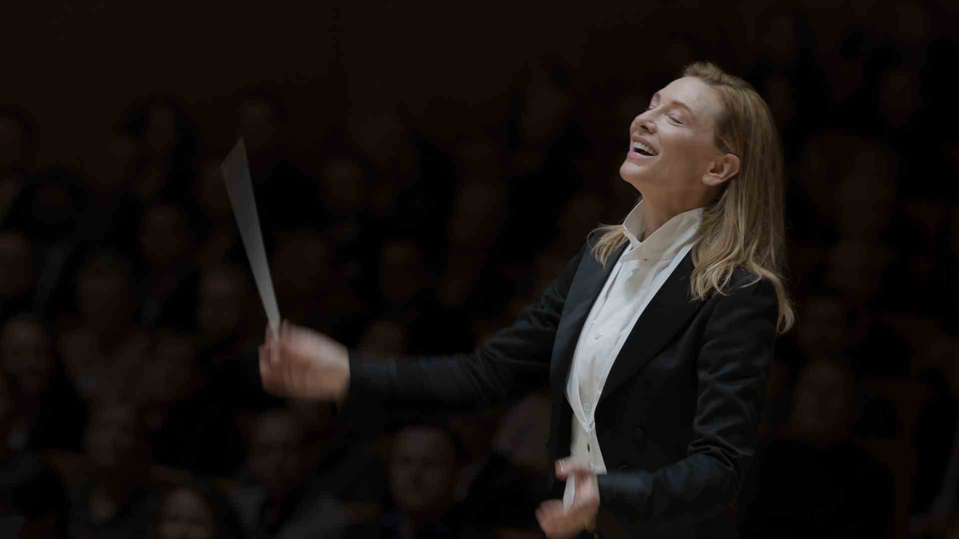 Cate Blanchett'den Lydia Tár, Tár'da bir orkestrayı yönetiyor