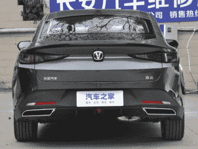 13,2 inç ekrana ve 100 km'de 6 litre yakıta sahip 170 beygir gücündeki geniş sedan yalnızca 13.000 $'a.  Bu Çinli Changan Lamore