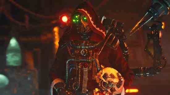 Warhammer 40k Darktide yama notları - maskesinde yeşil ışıklar olan koyu kırmızı cüppeli bir satıcı