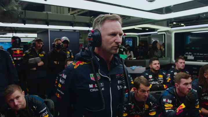 Red Bull takım patronu Christian Horner, Formula 1: Drive to Survive'ın 5. sezonundan bir sahnede ekrana bakıyor.