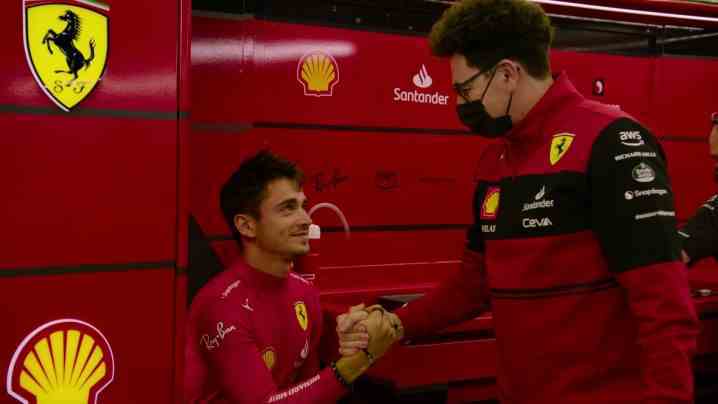 Ferrari sürücüsü Charles Leclerc ve takım patronu Mattia Binotto, Formula 1: Drive to Survive'ın 5. sezonundan bir sahnede el sıkışıyor.