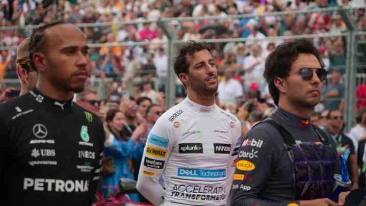 Sürücüler Lewis Hamilton, Daniel Riccardo ve Sergio Perez, Formula 1: Drive to Survive'ın 5. sezonundan bir sahnede yarıştan önce yan yana duruyor.