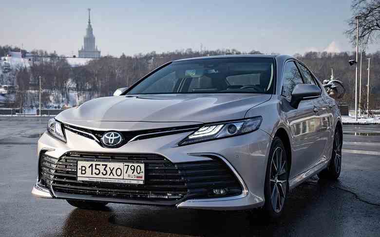 Rusya'ya bir grup yeni Toyota Camry geldi: Rusya'da toplanan arabalardan daha güçlü ve daha ucuzlar