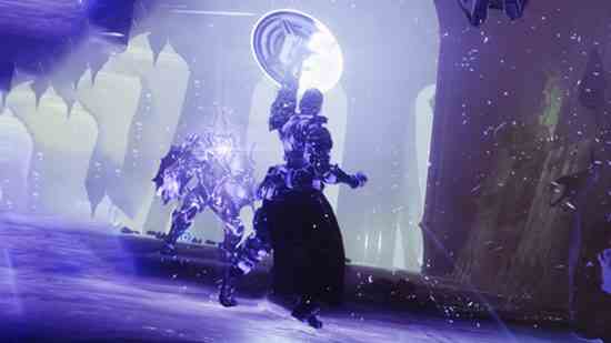 PvP ve PvE için en iyi Destiny 2 Void Titan derlemeleri: Bir Void Titan, bir düşmana güçlü bir saldırı gerçekleştirir.