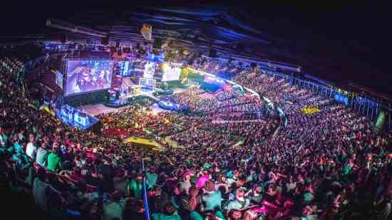 CSGO, 2023'te bile FPS oyunlarının kralı olmaya devam ediyor: Bir e-spor turnuvasını izleyen insanlarla dolu devasa bir arena