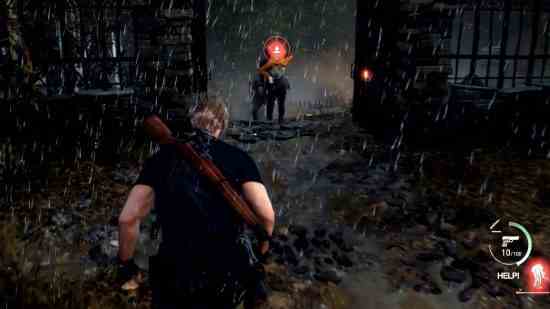 Resident Evil 4 remake çıkış tarihi: Leon, Ashley'i sırtında taşırken bir Ganado'nun ardından bir patikada koşar.