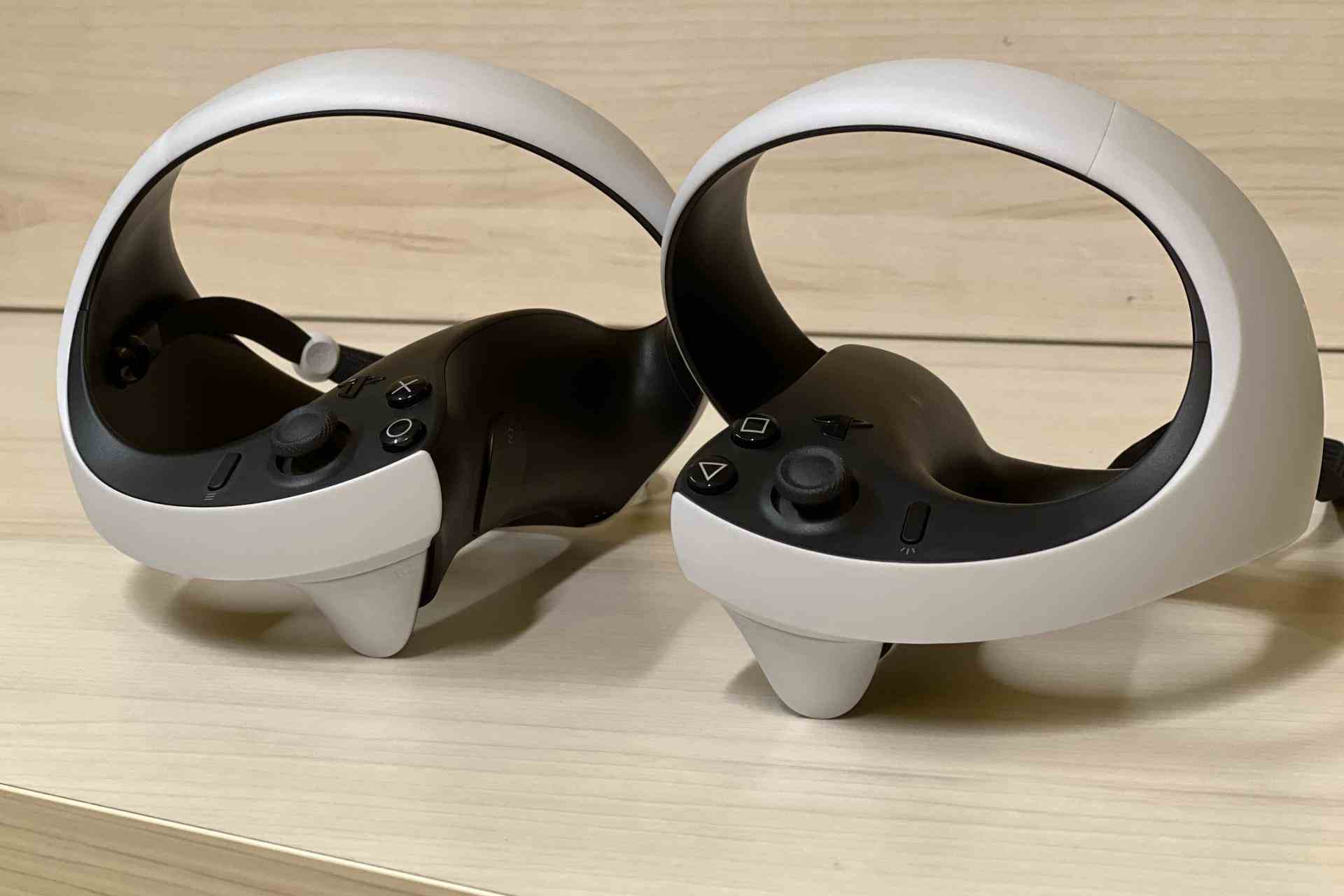 VR 2 Sense kontrol cihazlarını tanımak için gereken kısa süre, bize PlayStation 1'den miras kalan geleneksel kontrol cihazlarının tasarımıyla biçimlendirildiğimizi hatırlatıyor.