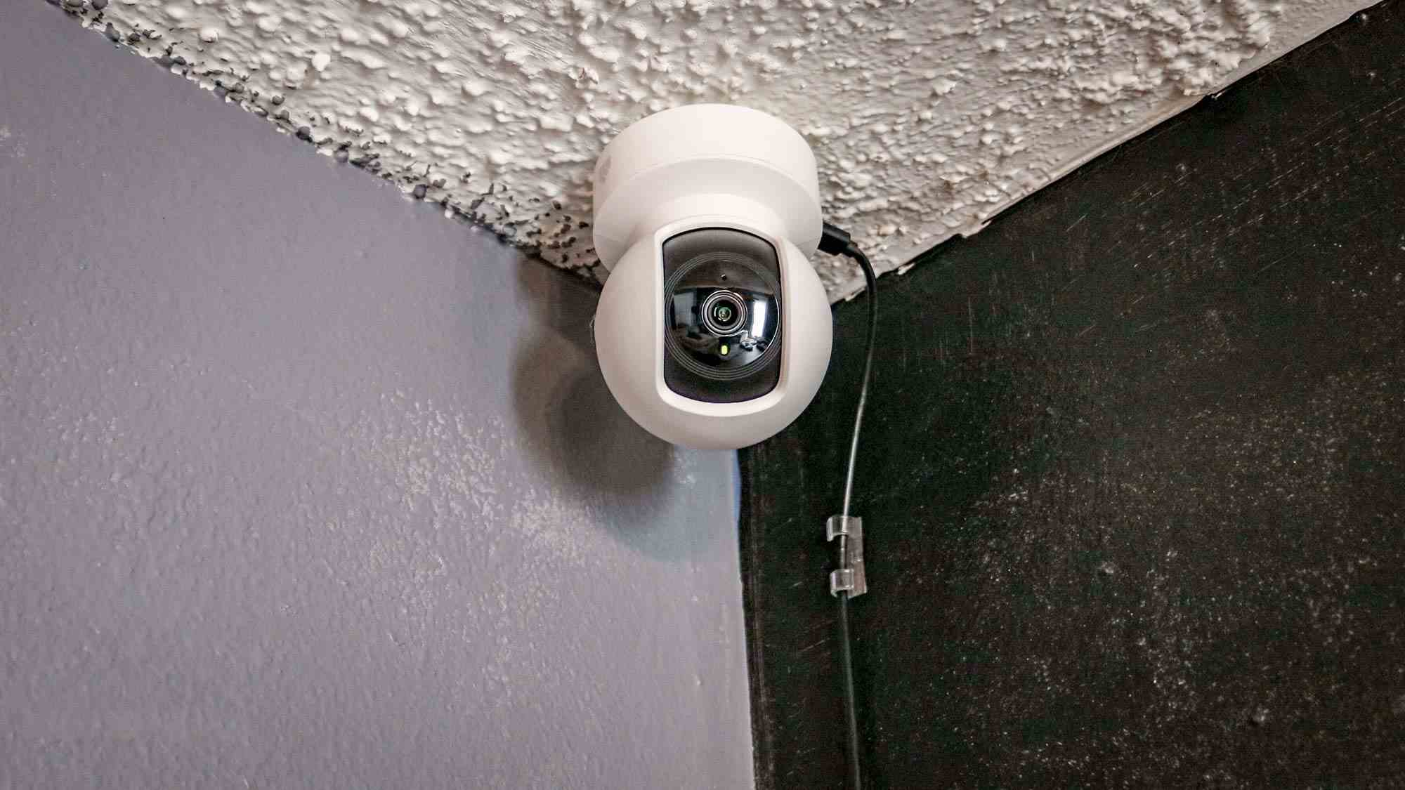 Tavana monte edilmiş bir TP-Link Kasa Spot Pan Tilt akıllı kamera
