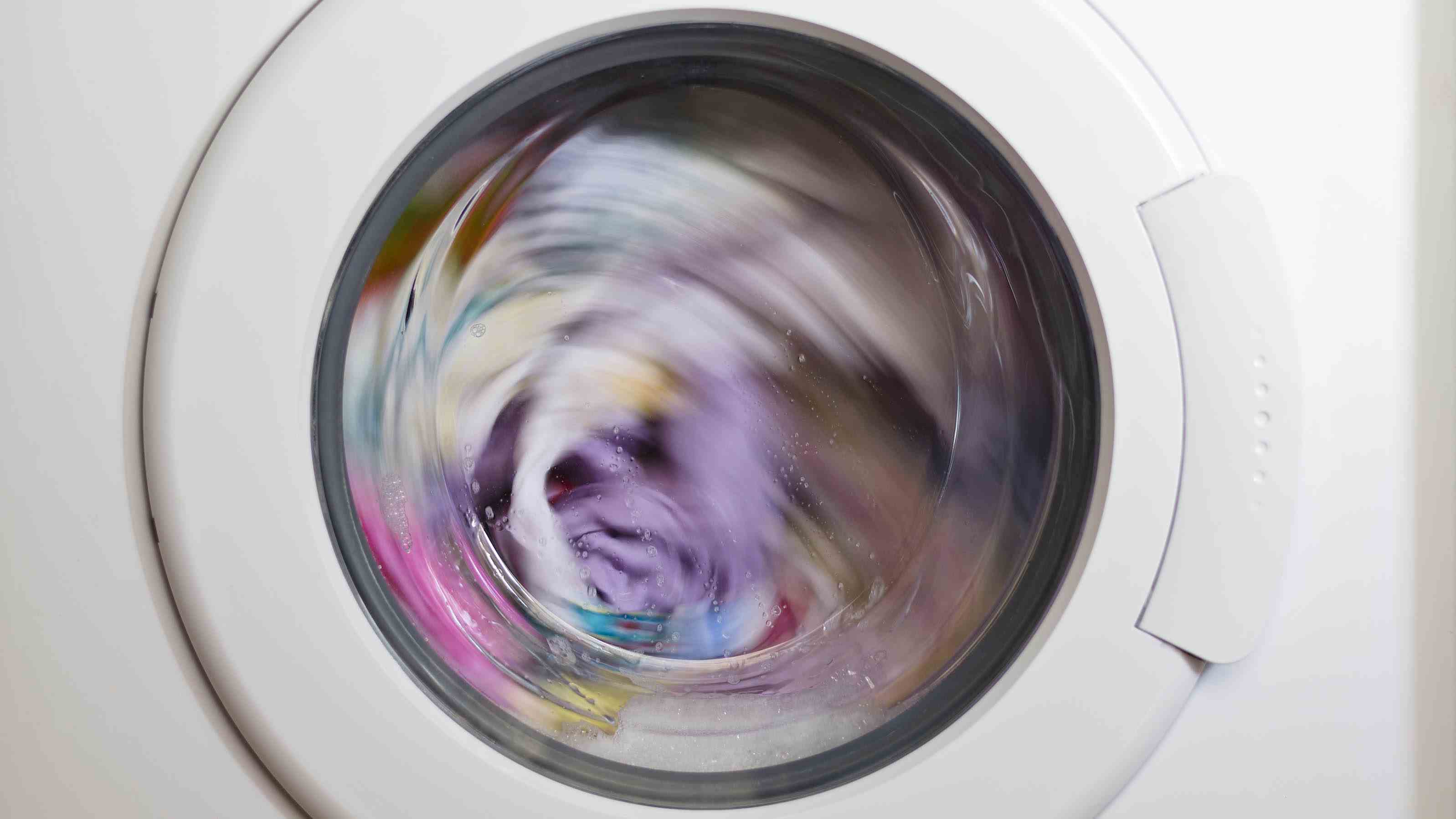 Dönen bir çamaşır makinesi