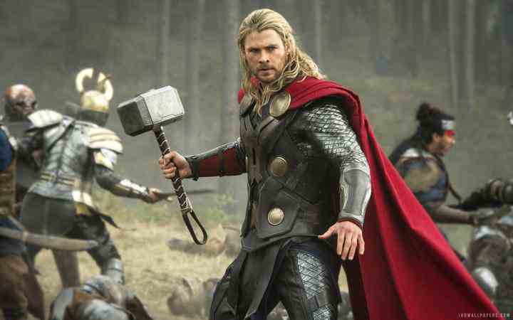 Thor, Thor: The Dark World'de elflerle savaşıyor.