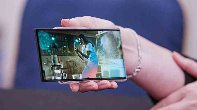Döndürülebilir ekrana sahip Motorola akıllı telefon